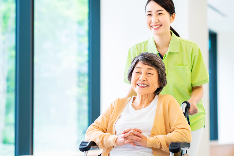 介護資格の実務者研修って？ 資格内容や費用、初任者研修との違い、働きながら取得する方法などを詳しく解説！